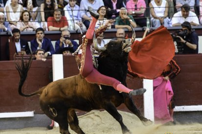 San Isidro 21ª. Román da todo lo que tiene, corta una oreja y es herido