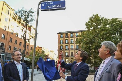 José Luis Martínez Almeida inaugura la Plazuela Lina Morgan.