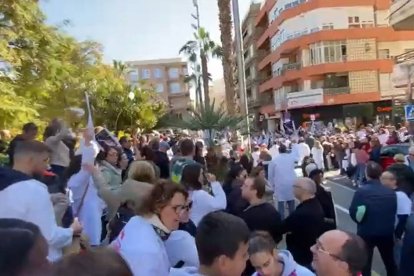 Manifestación de personal sanitario y pacientes contra la gestión del Departamento de Salud de Torrevieja.