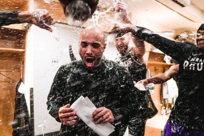 Jordi Fernández, felicitado por sus jugadores a su entrada en los vestuarios.