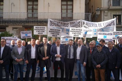 Mazón junto a los regantes frente al Palau de la Generalitat