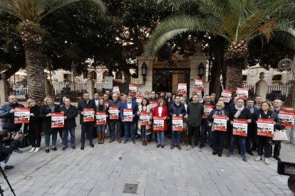 Alcaldes alicantinos protestan frente a la Diputación.