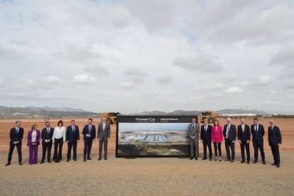 Foto de familia donde irá la factoria en Sagunto.