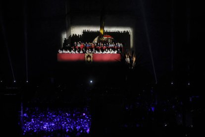 Falleras durante la Crida 2023, en las Torres de Serranos, 26 de febrero de 2023, en Valencia, Comunidad Valencian