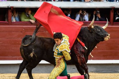 Arriesgado inicio de faena del mexicano