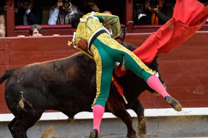 San Isidro 11ª. Valadez corta una oreja con madurez, variedad y buen concepto