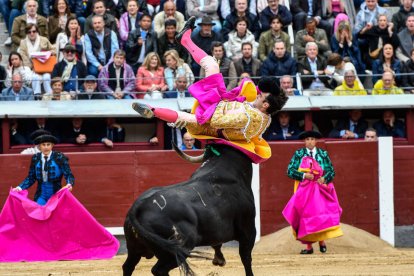 Adrián sufre una voltereta tras la colada del primero