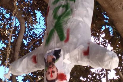 Muñeco de Abascal con un tiro en la frente colgado en un árbol de Castellón.