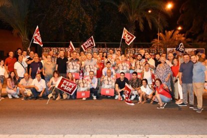 Afiliados del PSOE en la primera noche de campaña electoral