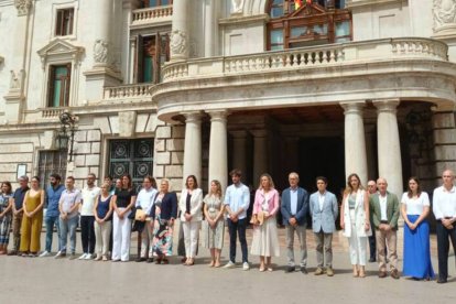 Los concejales del Ayuntamiento de Valencia guardan un minuto de silencio por el asesinato machista de Antella.