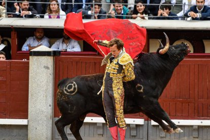 Román remata con manoletinas