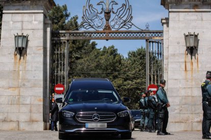 Momento en el que restos de José Antonio Primo de Rivera abandonan el Valle de los Caídos en un coche fúnebre