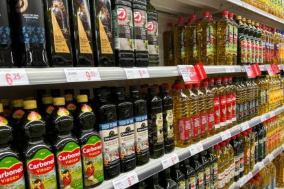 Diversas marcas de aceite expuestas en las estanterías de un supermercado