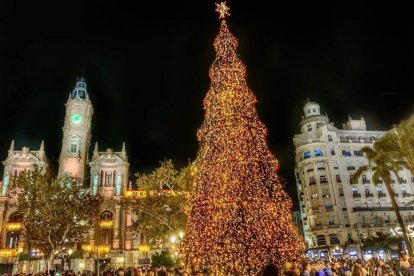 Árbol de Navidad en la plaza del Ayuntamiento de Valencia