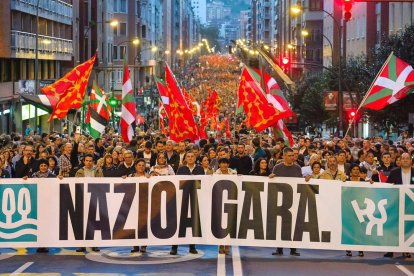 Miembros de Compromís en la manifestación de EH Bildu en Bilbao.