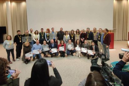 Los periodistas parlamentarios junto a los diputados galardonados.