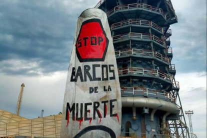 Pancarta de asociaciones activistas desplegada en el puerto de Sagunto.