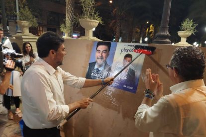 Candidats en la tradicional 'pegada de cartells'