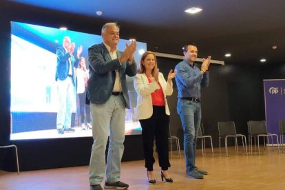 La candidat del PP de Llíria, Reme Mazzolari presenta la candidatura junto a Esteban González Pons y Vicent Mompó.