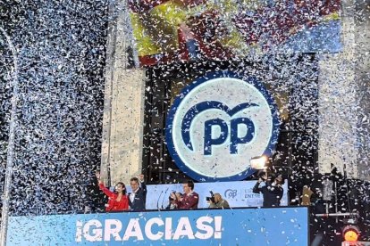 Ayuso, Feijóo y Almeida celebran la victoria electoral del PP en el 28M desde el balcón de la calle Génova, sede del PP