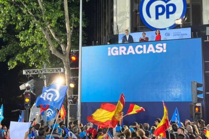 El PP celebra en el balcón de la calle Génova su victoria electoral con Feijóo, Almeida y Ayuso