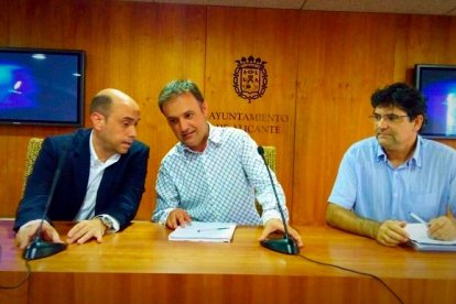 El alcalde de Alicante, Gabriel Echávarri (a la izquierda), junto a Natxo Bellido y Miguel Ángel Pavón, socios de Gobierno.