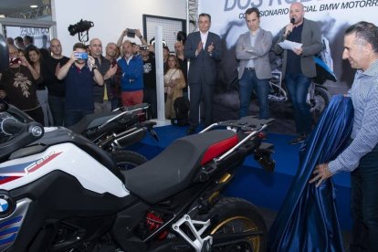 Jorge Martínez 'Aspar' descubre la nueva BMW F850 GS ante la mirada de Salvador Navarro, presidente de la CEV, y Sergio Rojo, de BMW Ibérica