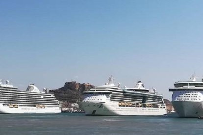 Los tres cruceros que han coincidido este jueves en el Puerto de Alicante.