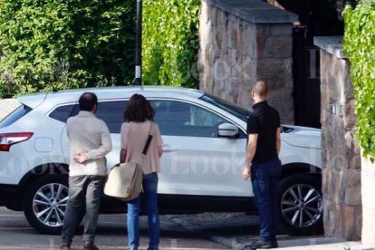 Pablo Iglesias llegando en un todoterreno a su nuevo chalet en Galapagar. (Foto Look).