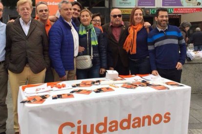 Pérez de Vargas con gafas de sol en una mesa informativa de Cs.