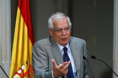 Borrell ha ganado la partida a su compañera del Consejo de Ministros.