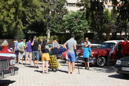 Vehículos clásicos en los jardines de la Diputación de Alicante