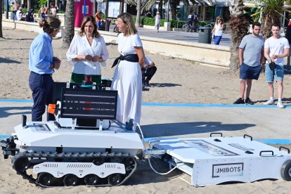 La alcaldesa de Valencia, María José Catalá, visita el robot pionero en la playa de Valencia