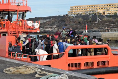 Una embarcación de Salvamento Marítimo rescata a 190 migrantes en el puerto de la Restinga de El Hierro, Canarias.