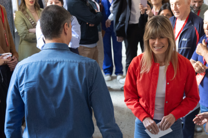 Pedro Sánchez, de espaldas, junto a su mujer, Begoña Gómez, votando durante las últimas elecciones europeas.