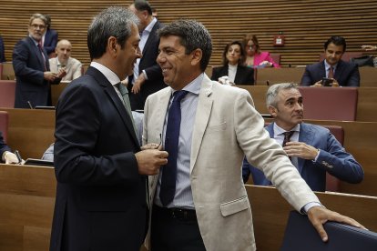 El presidente de la Generalitat valenciana, Carlos Mazón (d), y el vicepresidente de la Generalitat Valenciana y conseller de Cultura y Deporte, Vicente Barrera