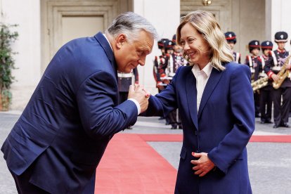 Viktor Orbán y Giorgia Meloni se saludan durante la visita del húngaro a Italia.