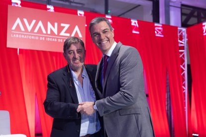 Pedro Sánchez junto al director del Instituto Cervantes, Luis García Montero, durante la presentación de la Fundación Avanza.