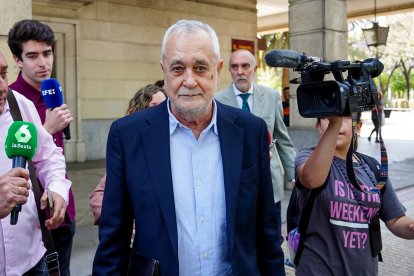 El expresidente de la Junta de Andalucía, José Antonio Grinán saliendo de los juzgados en Sevilla.