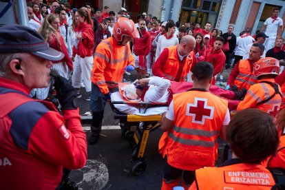 Un herido durante el primer encierro de San Fermín 2024 es trasladado a la ambulancia.