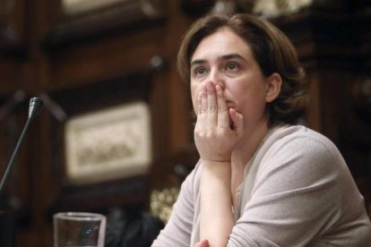 La "báscula" de Ada Colau y los dosieres de Iglesias sobre el PSOE