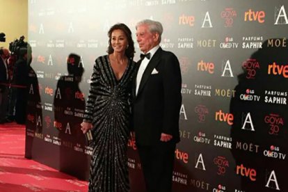 Una de las parejas más esperadas de la noche, Isabel y Mario, a su llegada a la alfombra roja.