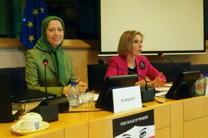 Maryam Rajavi junto a la eurodiputada de UPyD Beatriz Becerra.