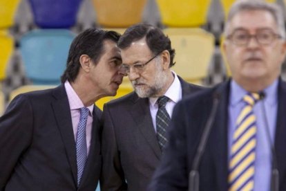 El ministro Soria susurrando al oído de Rajoy.