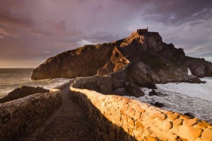 El mágico islote de San Juan de Gaztelugatxe es uno de los rincones imprescindibles de la Costa Vasca.