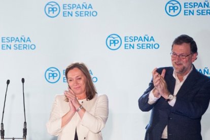 Rajoy y su mujer en el balcón de Génova 13 el domingo.