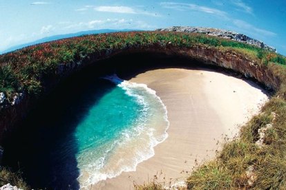 Imágen aérea de Playa Escondida en las Islas Marietas, México.