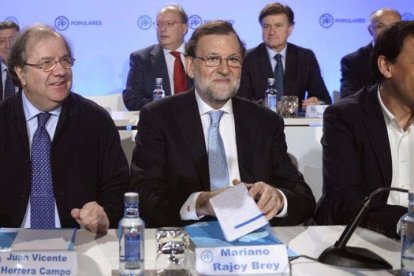 Rajoy, flanqueado por Maillo y Herrera.