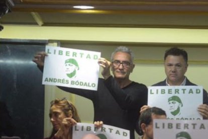 El diputado de Podemos, Diego Cañamero, homenajeando en el Congreso a un agresor reincidente.