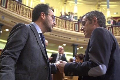 Eduardo Madina conversa en el hemiciclo con Antonio Hernando.